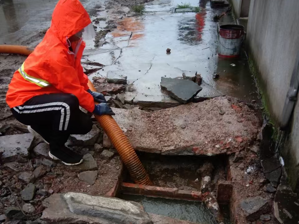 任丘专业清理污水池 炜誉市政以规范流程守护城市 “肠道”